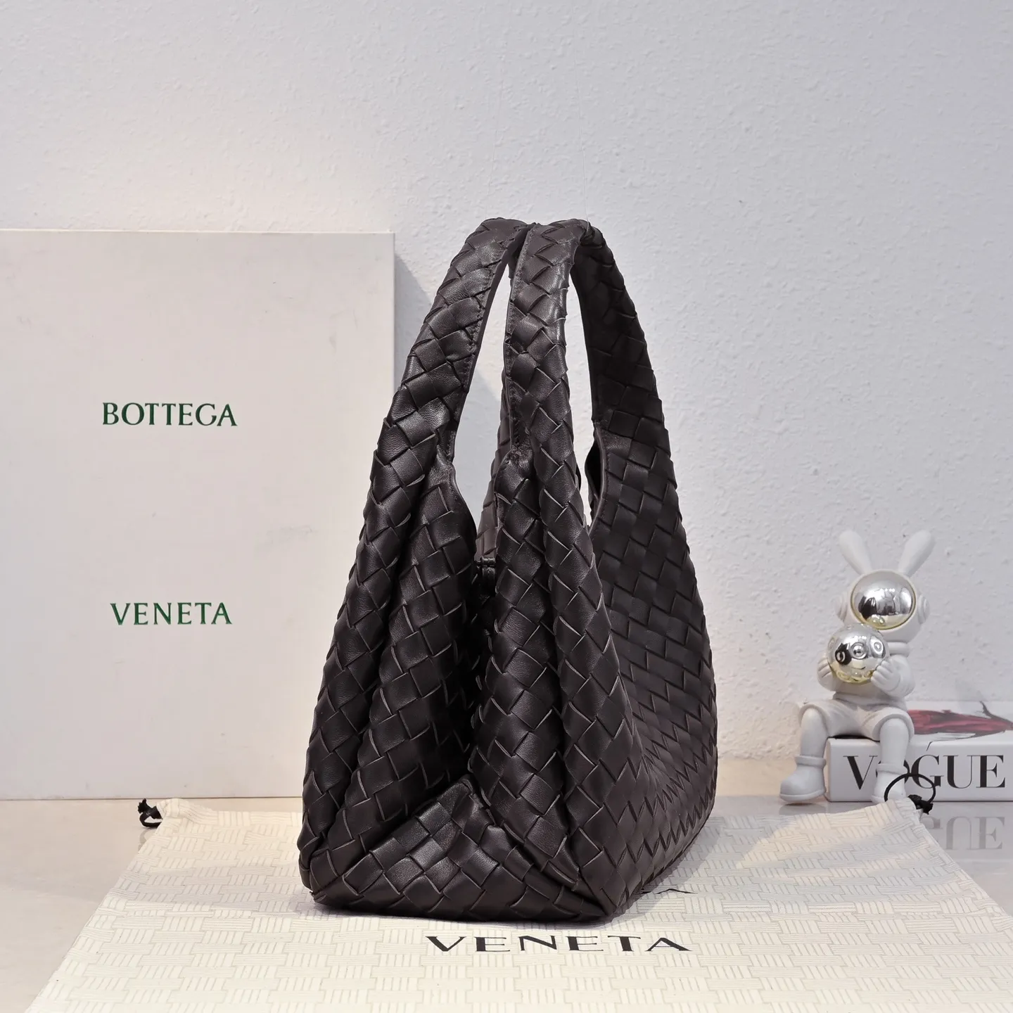 Batch 2160 new products are coming! BOTTEGA VENETA Bottega Veneta's 2025 new Campana shoulder bag is on the market~ First of all, I would like to praise the weight of this bag. As a not too small bag, it is very light for daily use. For people like me who need to carry a lot of belongings when going out, this advantage is great, and it greatly reduces the burden of traveling. 🛍️The shape is a bit like a combination of parachute and jodie. The blunt triangle shape is cute and honest. Carrying it on your back when going shopping is a good mood accelerator. The handles and body of the bag are both classic weaves. A tie is added to the original open design. If it is not tied up, the bag will look like a small vegetable basket when carried. Style number: 4249 Size: 33*20*16.5cm